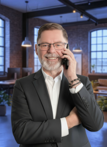 Stefan telefoniert im modernen Büro